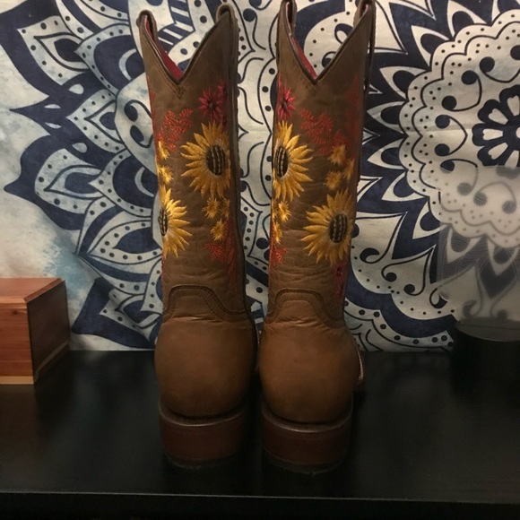 Soto boots beautiful and new only tried on and hand  stitched  with flowers. - Picture 3 of 3